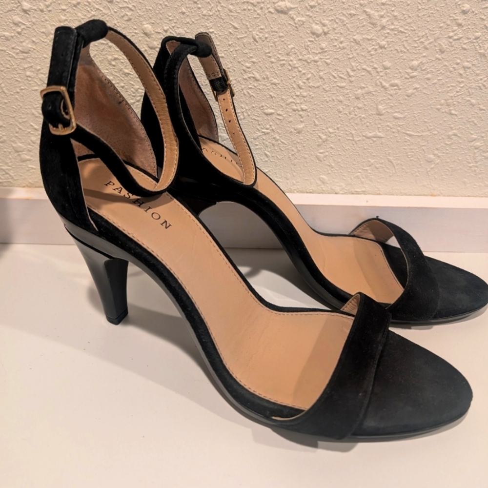 Pashion Convertible Suede Size 8 Black Heels Like New!